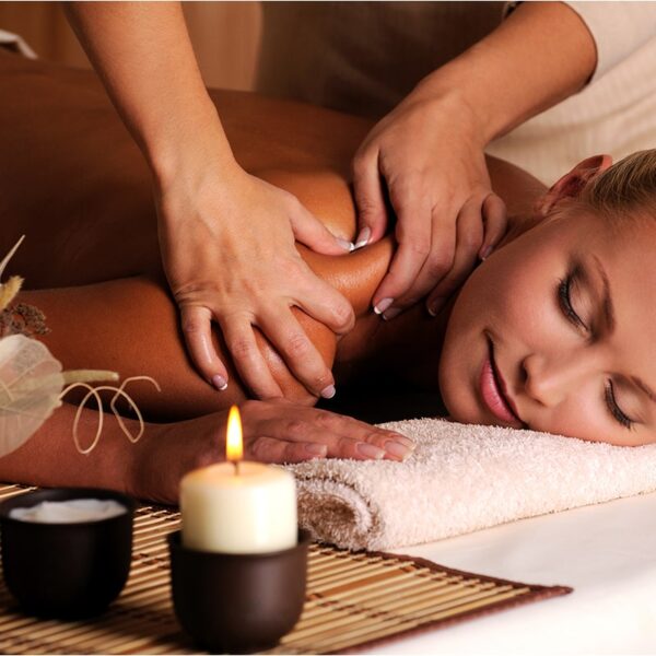 Dienstleistung_0000_masseur-doing-massage-female-shoulder-beauty-salon (1)-min